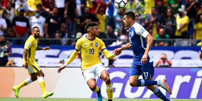 Jogadores em ação durante o jogo Goiás x Santos.